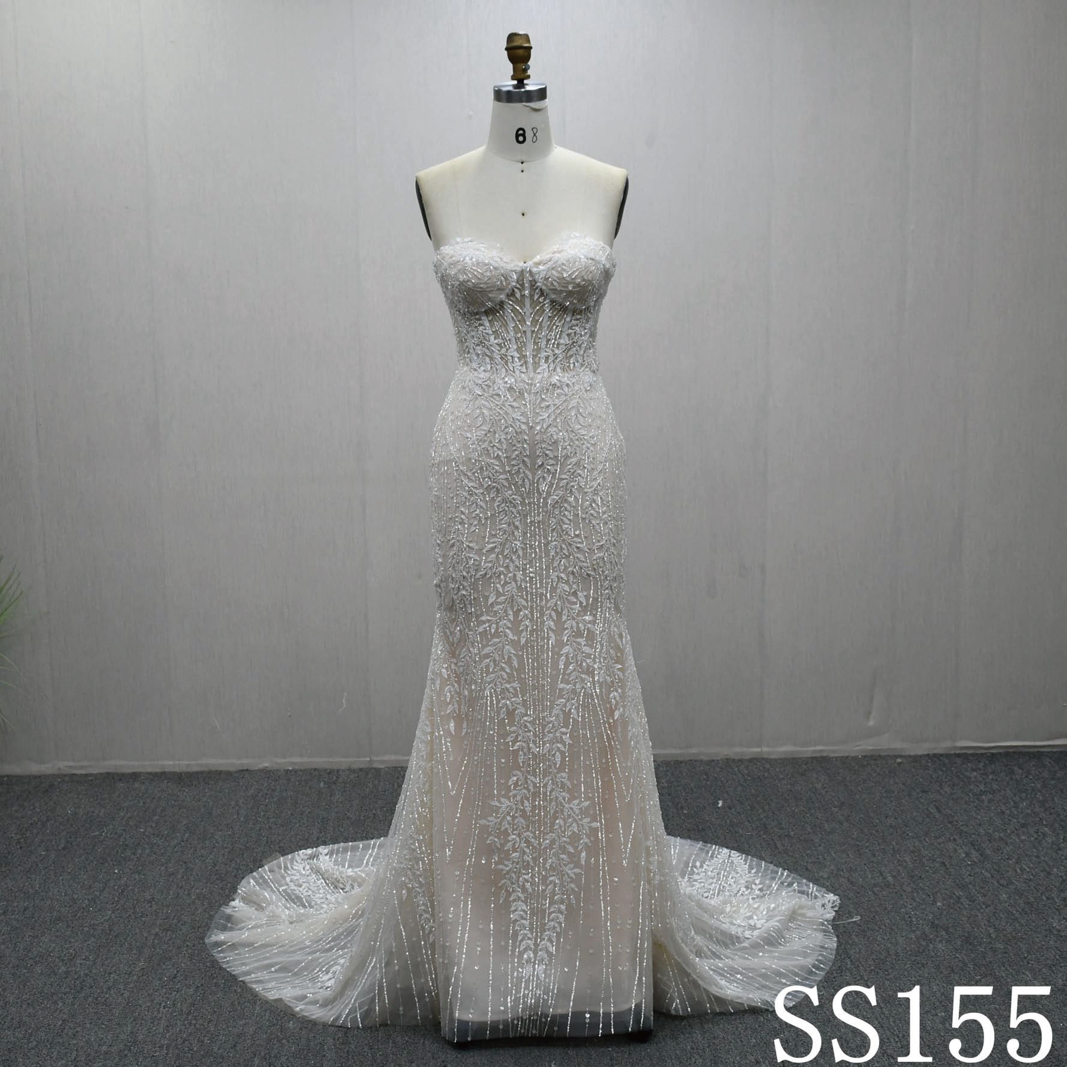 王道派女王派　マーメイドドレスアイボリー　スパコールつき　リーフレース　袖無し　タイトスカート　優雅エレガント海外挙式