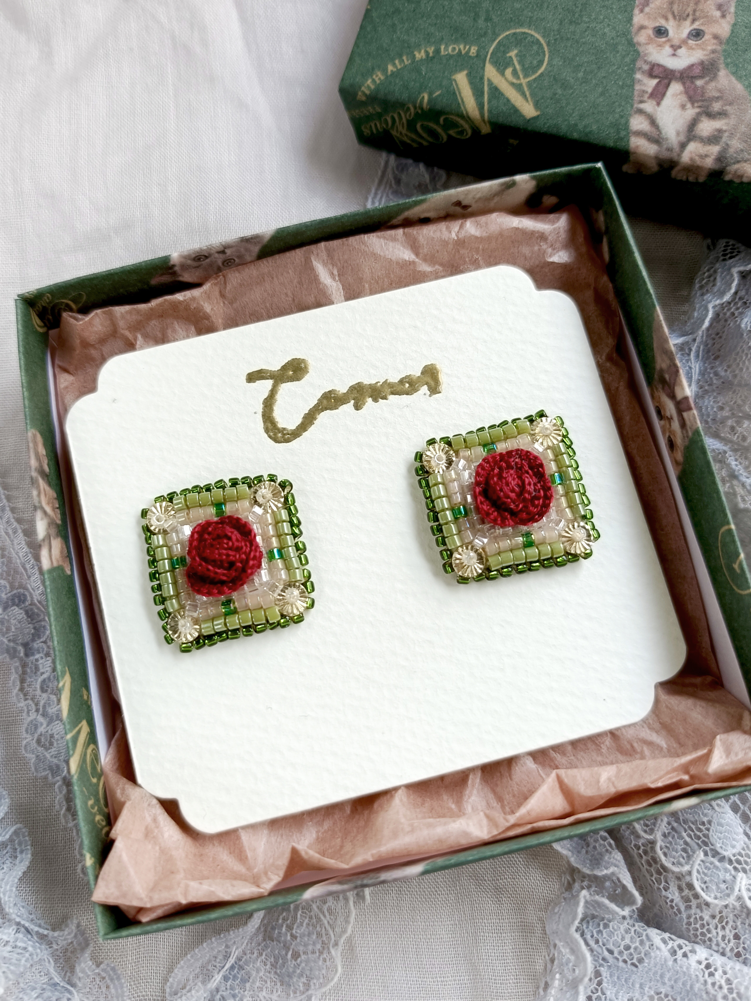 レトロな薔薇のタイル風イヤリング・ピアス  /刺繍糸/レース編み