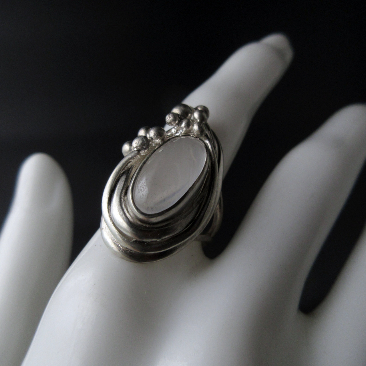 上品な色味・ムーンストーンのシルバーリング