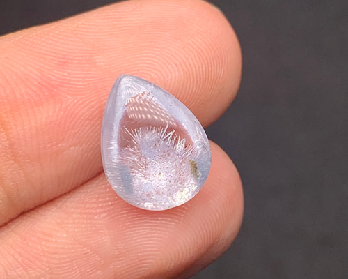 0.8 グラム デュモルチエライトインクォーツ ルース／天然水晶の中の