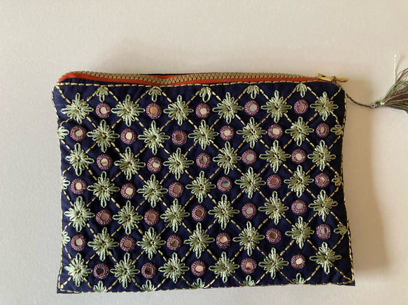 アフガニスタン女性が作った刺繍ポーチ ＜手作り＆フェアトレード＞ by Nadia〈国内配送無料〉 1枚目の画像