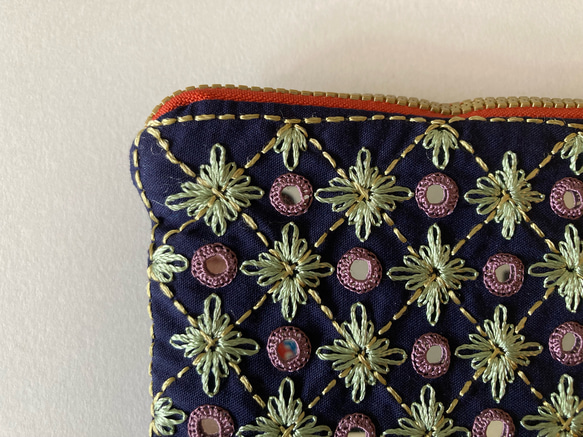 アフガニスタン女性が作った刺繍ポーチ ＜手作り＆フェアトレード＞ by Nadia〈国内配送無料〉 3枚目の画像