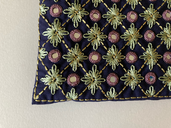 アフガニスタン女性が作った刺繍ポーチ ＜手作り＆フェアトレード＞ by Nadia〈国内配送無料〉 5枚目の画像