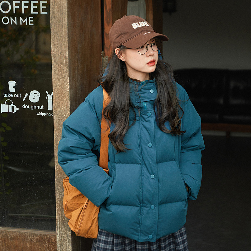 表地コットン100%の肌触りと、ふんわり白ダウンの温もりを包み込むフード付きダウンジャケット。2色S581