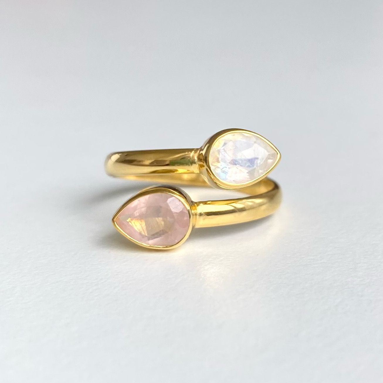 ローズクォーツとレインボームーンストーンのスパイラルリング 18KGP