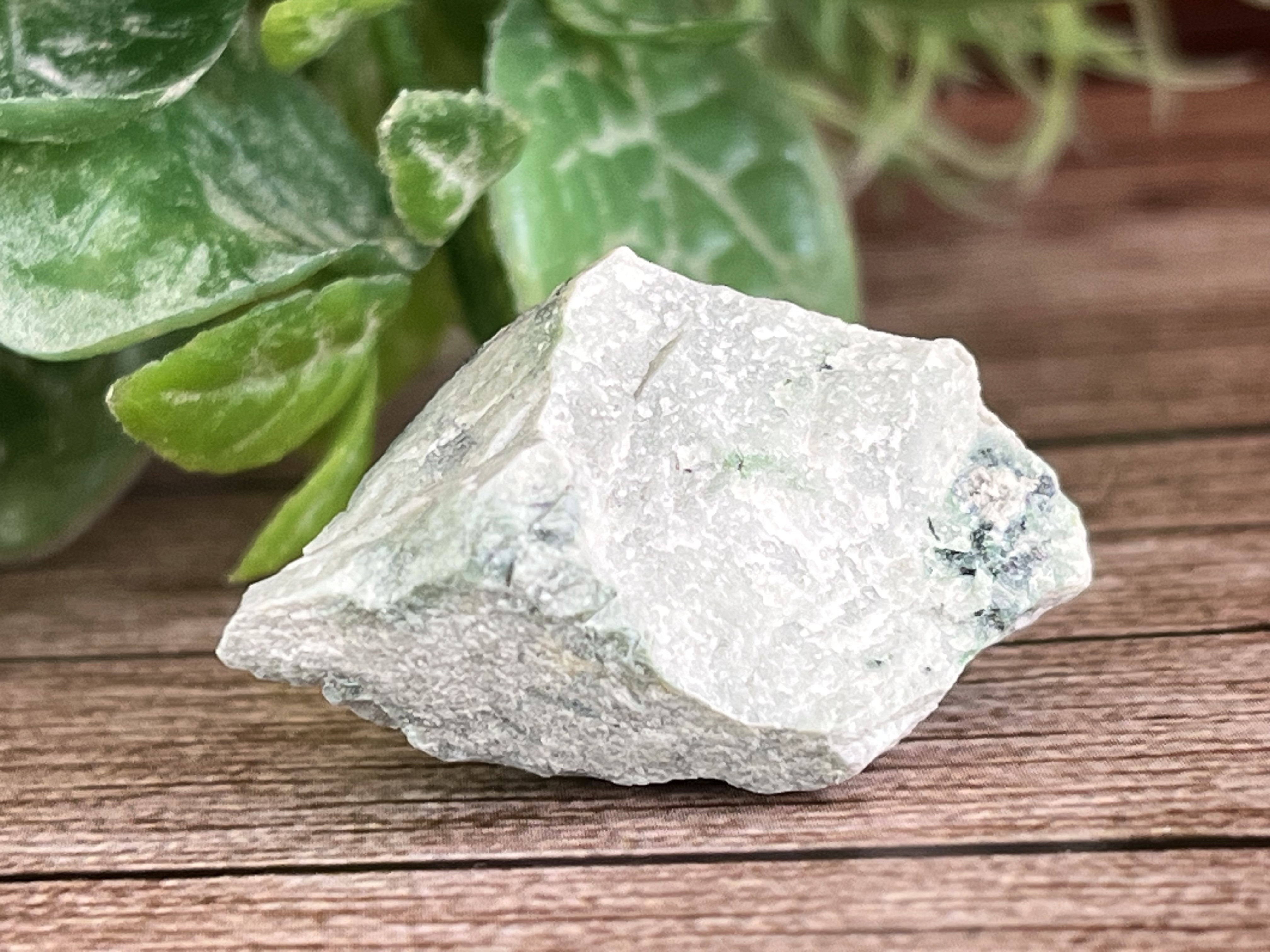 幻のヒスイ　北海道　日高翡翠　第三の翡翠　原石　ラフストーン