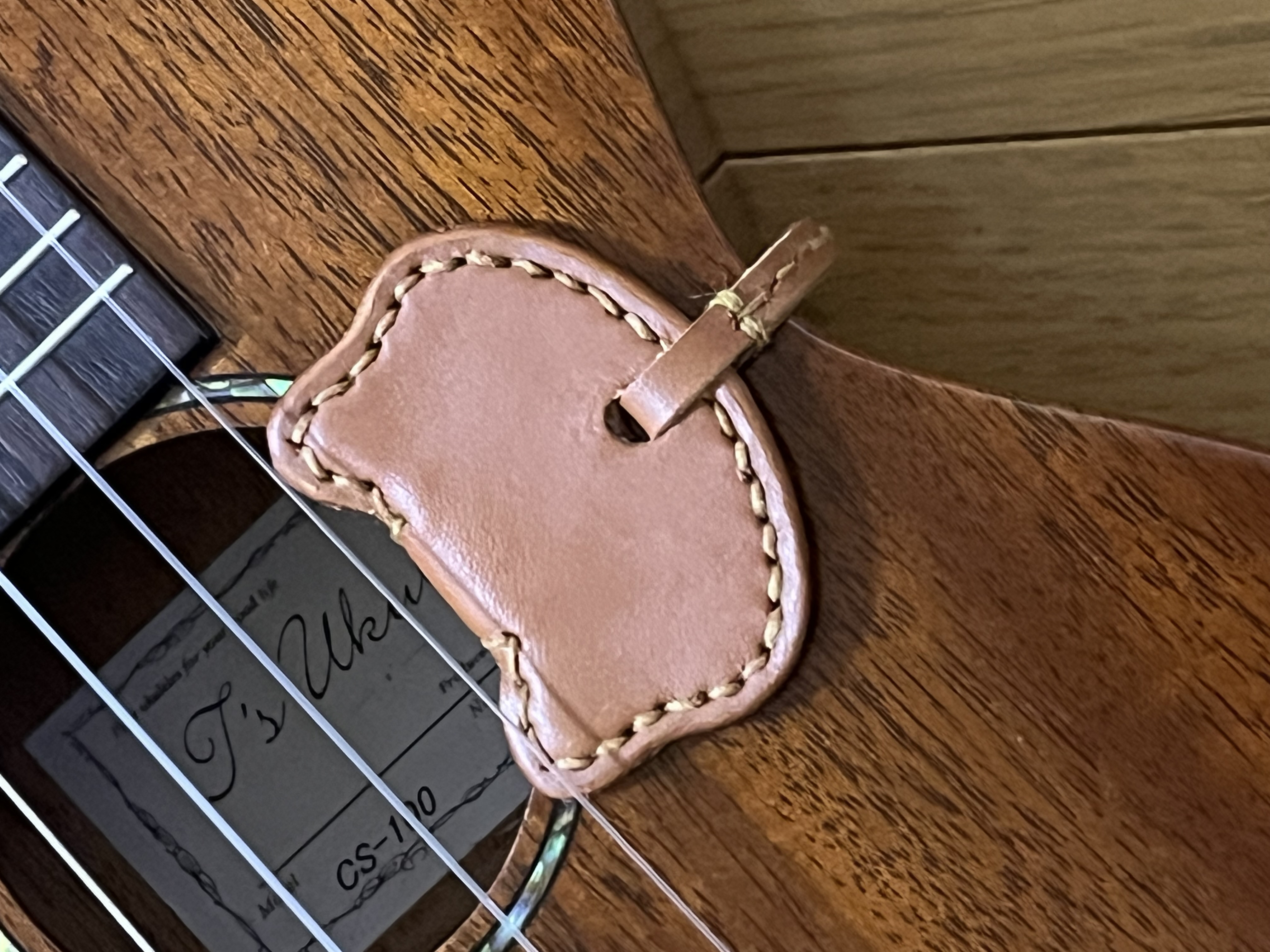 ネコ　レザーウクレレネック・フックストラップ　～ピンをつけずにネックを固定！～　【ブラウン】