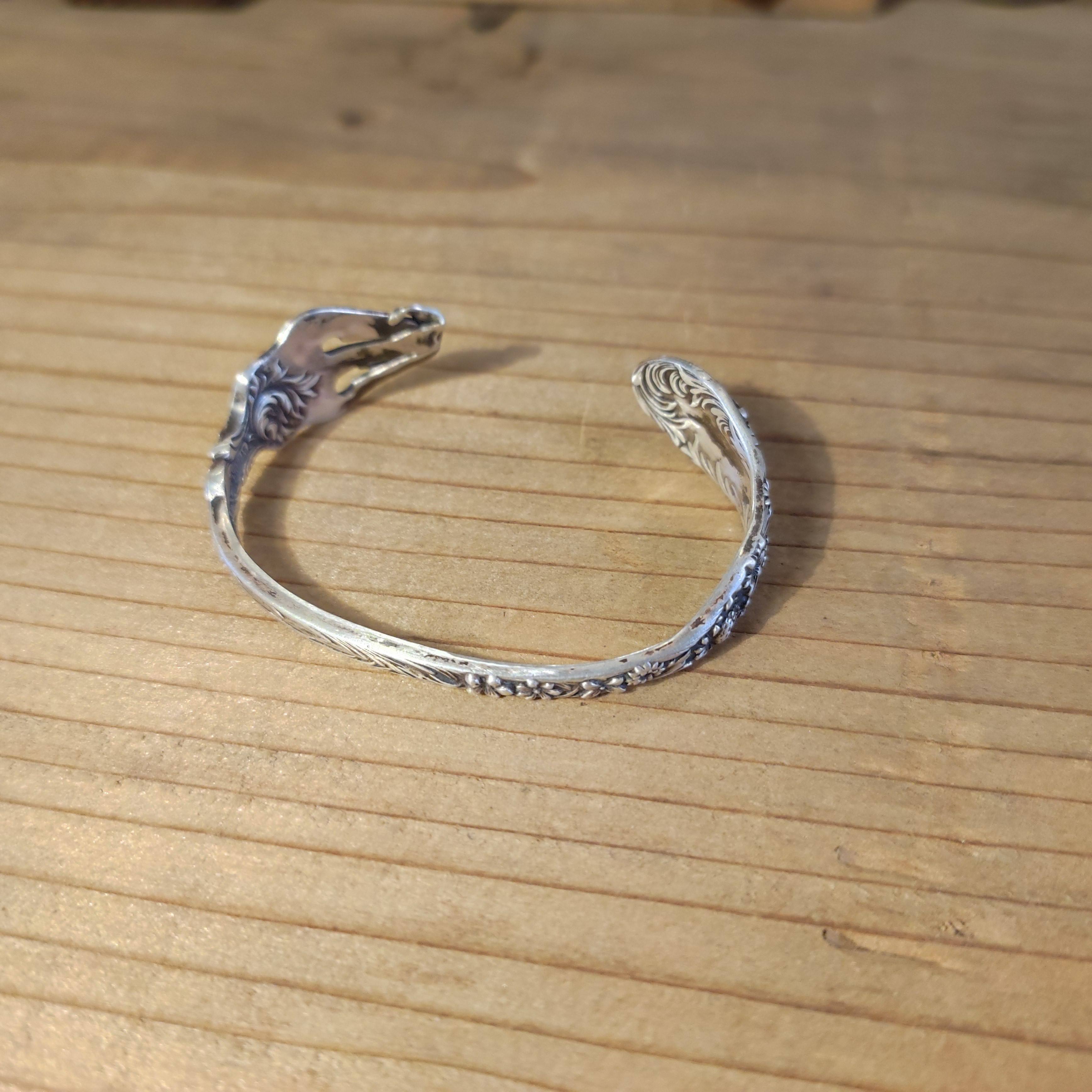 小花柄が散りばめられた可愛いデザイン。アメリカアンティークシルバーフォークのリメイクレディースバングル_0884