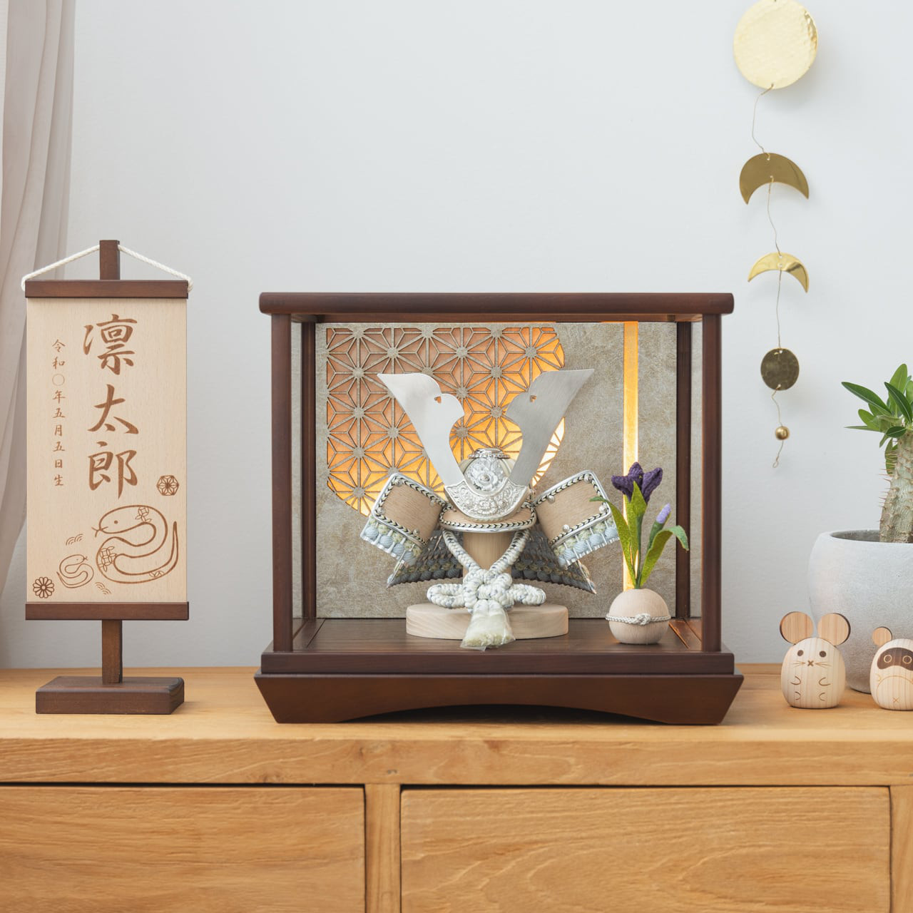 ことのオリジナル兜｜そら｜灯円ケース｜円麻の葉銀B（5S-0293）｜コンパクトな五月人形｜節句兜