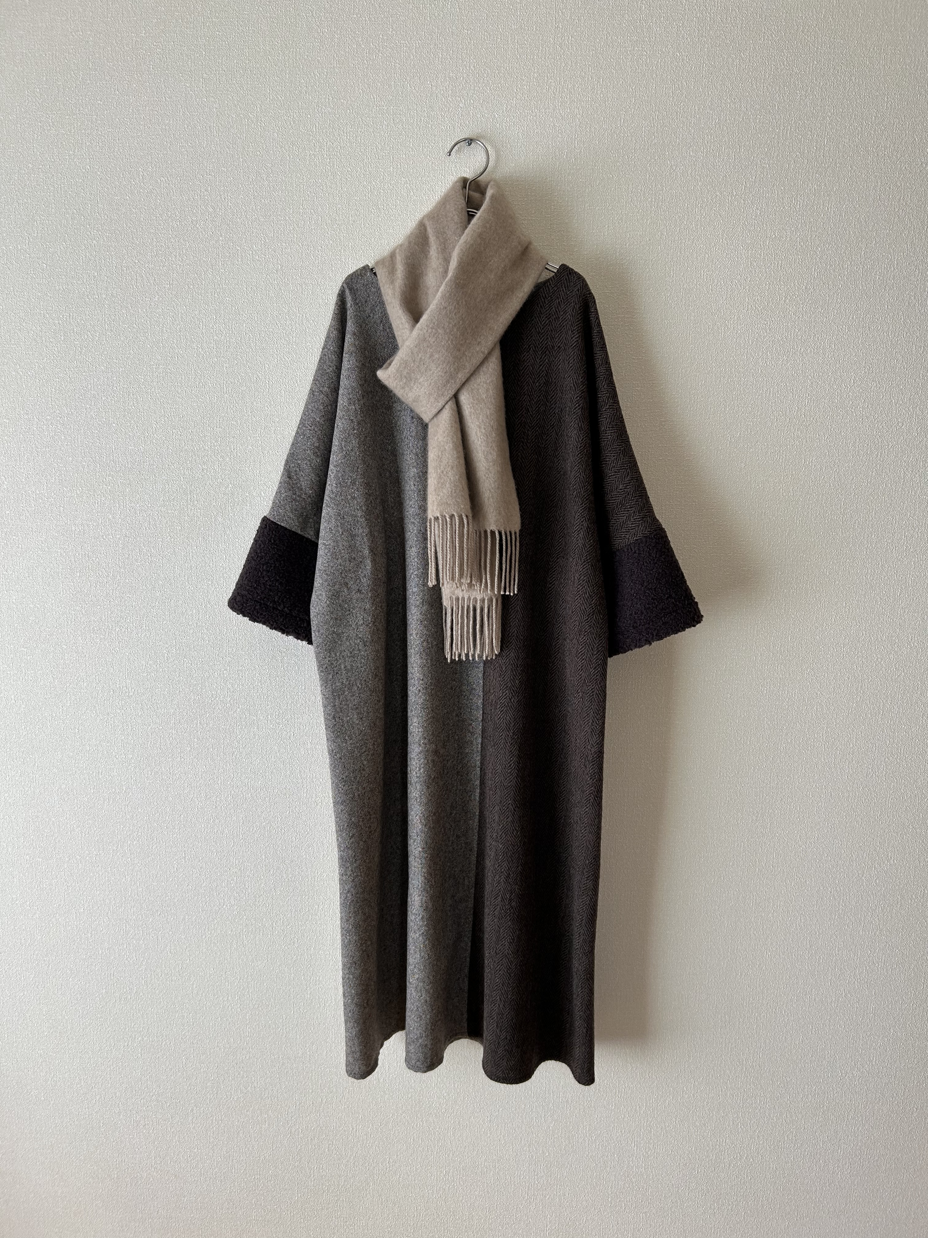 異素材ミックスのロングワンピース　お袖ボア　ブラウン