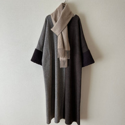 異素材ミックスのロングワンピース　お袖ボア　ブラウン 1枚目の画像