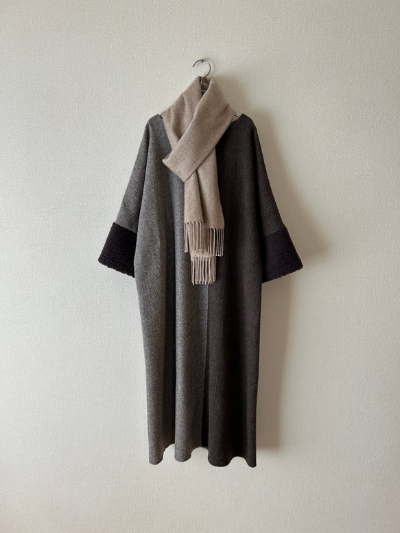 異素材ミックスのロングワンピース　お袖ボア　ブラウン 1枚目の画像