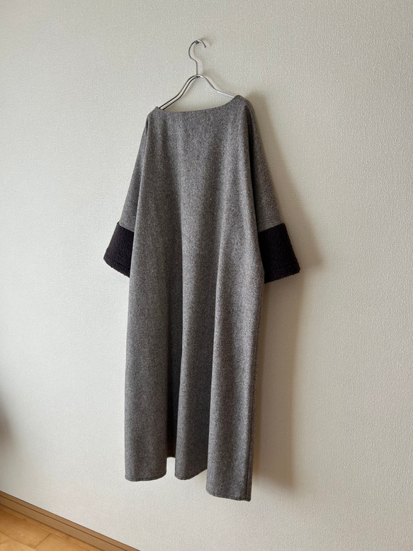 異素材ミックスのロングワンピース　お袖ボア　ブラウン 4枚目の画像