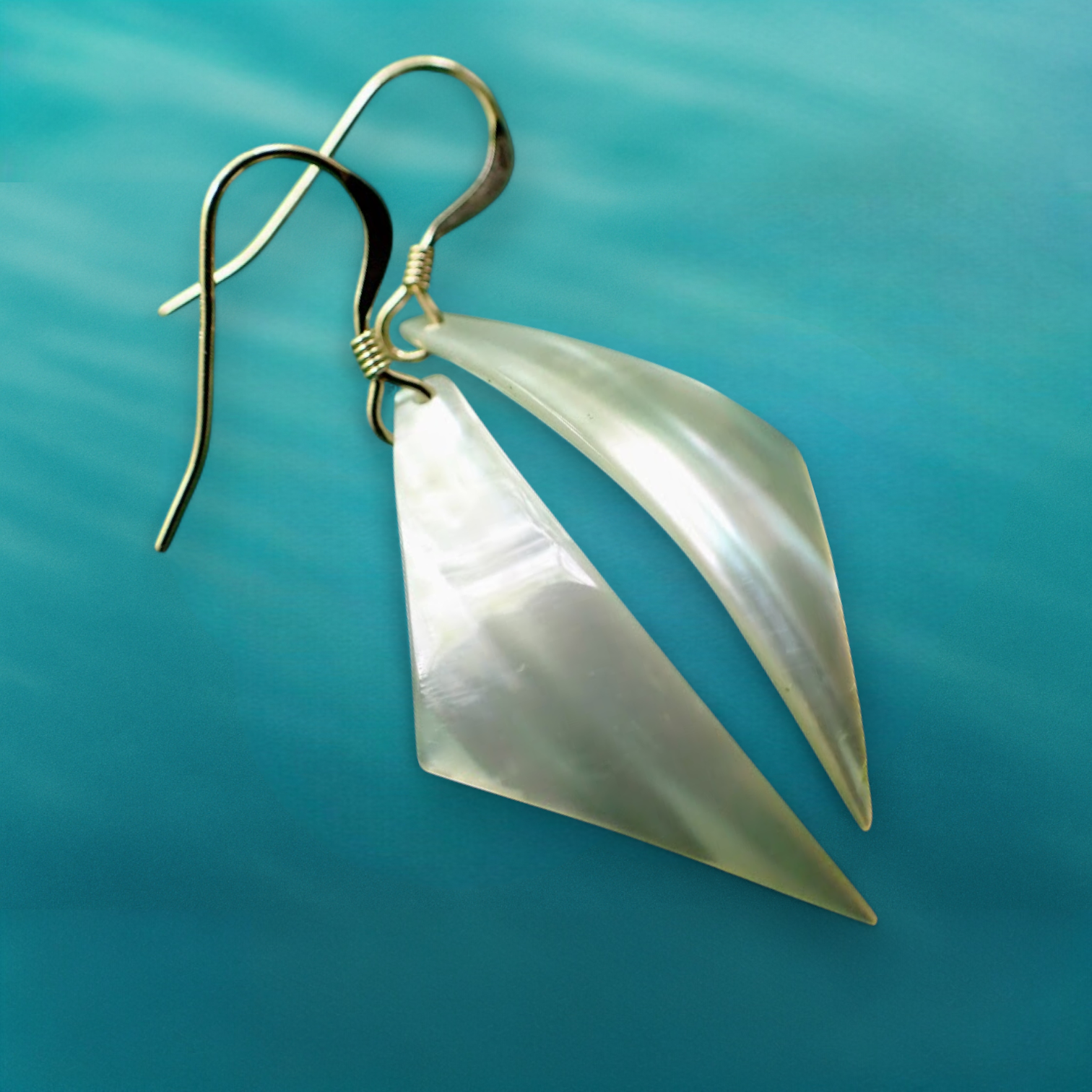 【一点物】ナチュラルシェルの三角ピアス＊14kgf＊オーロラの輝き