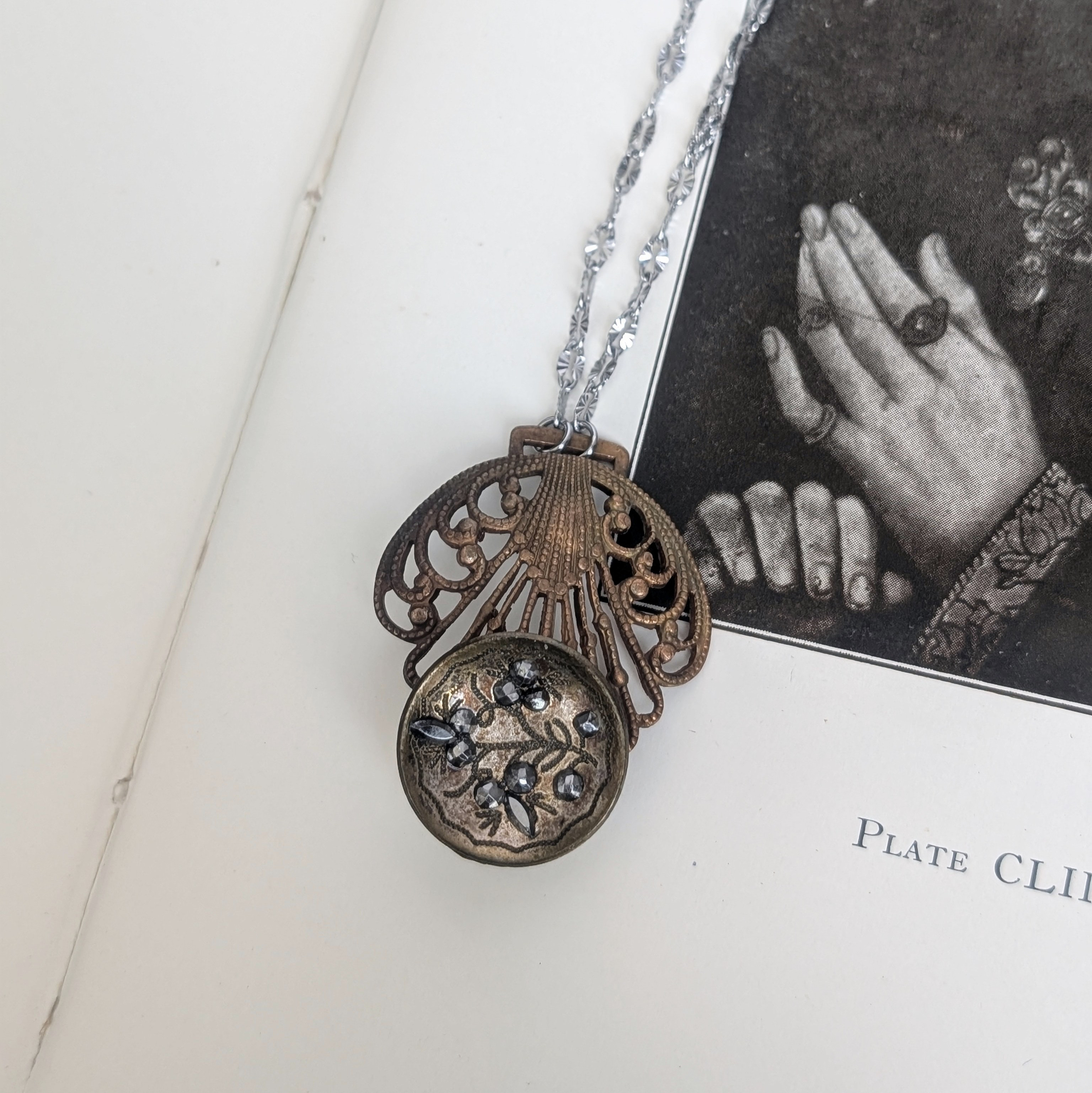 Chapelle｜古き礼拝堂の果実、アンティークボタンのネックレス