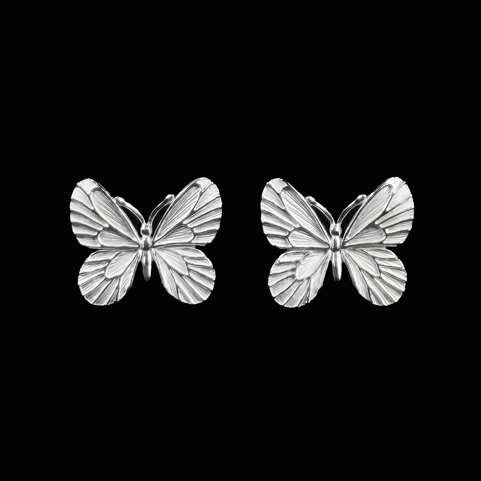 Laura｜ローラ 蝶 ポスト ピアス (SV925) 白仕上げ シルバー 銀