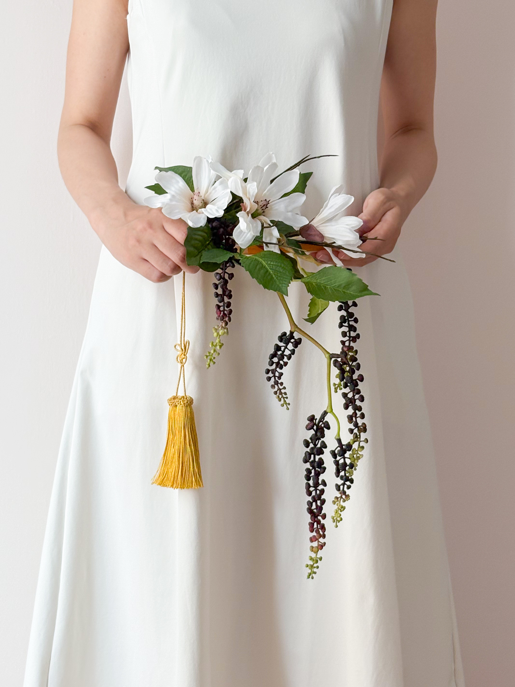 ヤマゴボウとマグノリアのおしゃれ末広ブーケ／アーティフィシャルフラワー／ウェディングブーケ／和装ブーケ／前撮りブーケ