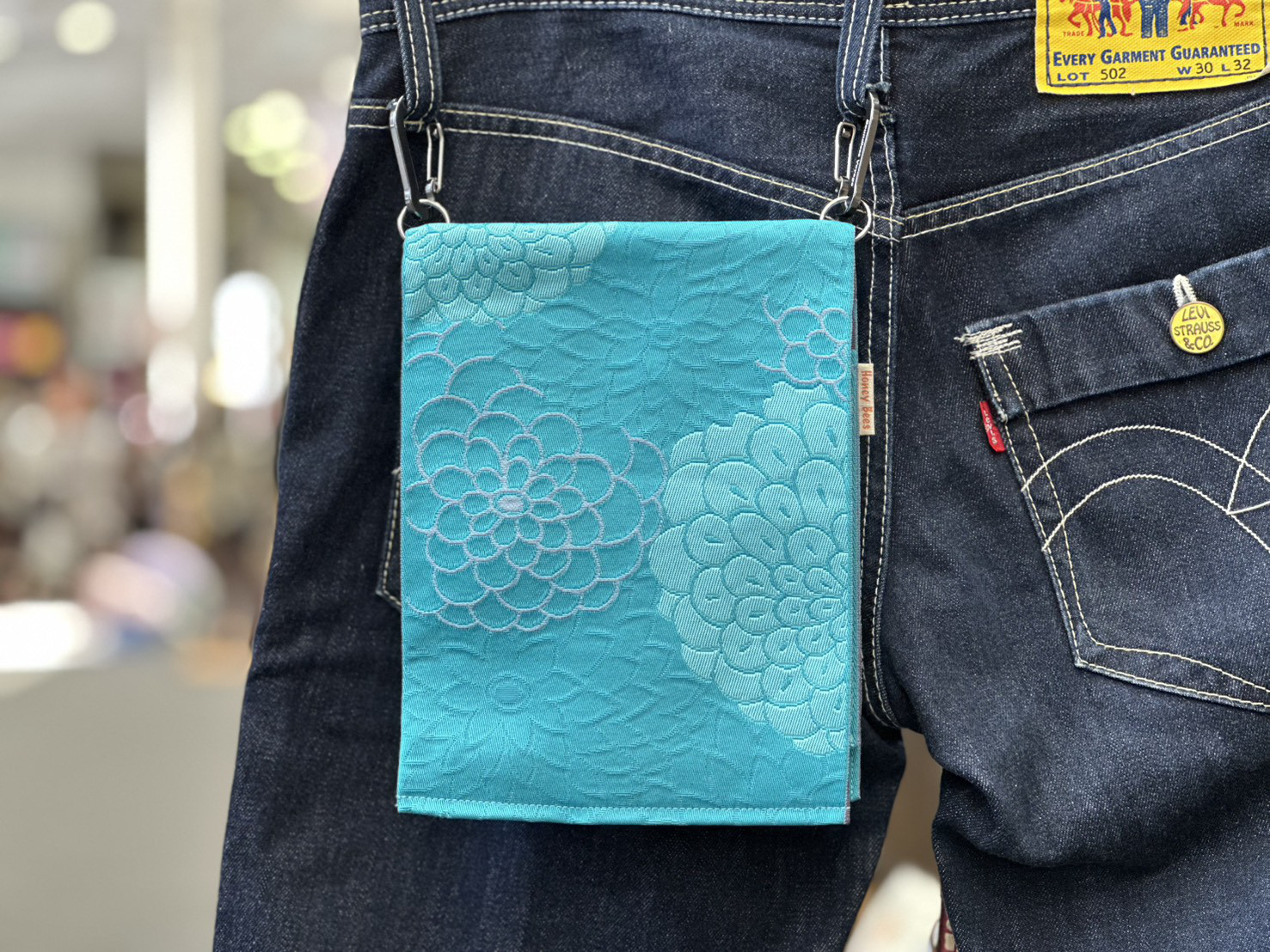 手ぶらでお出かけ！新品の帯地で作ったヒップバッグ「おともし帯（たい）」青緑×菊　サコッシュ　ポシェット　御朱印帳入れにも