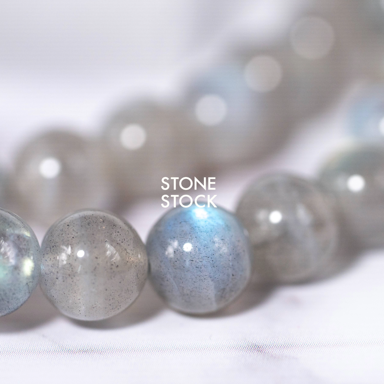 ラブラドライト　8.5mm / 落ち着きのあるカラーにブルーの輝きが光る神秘的な天然石