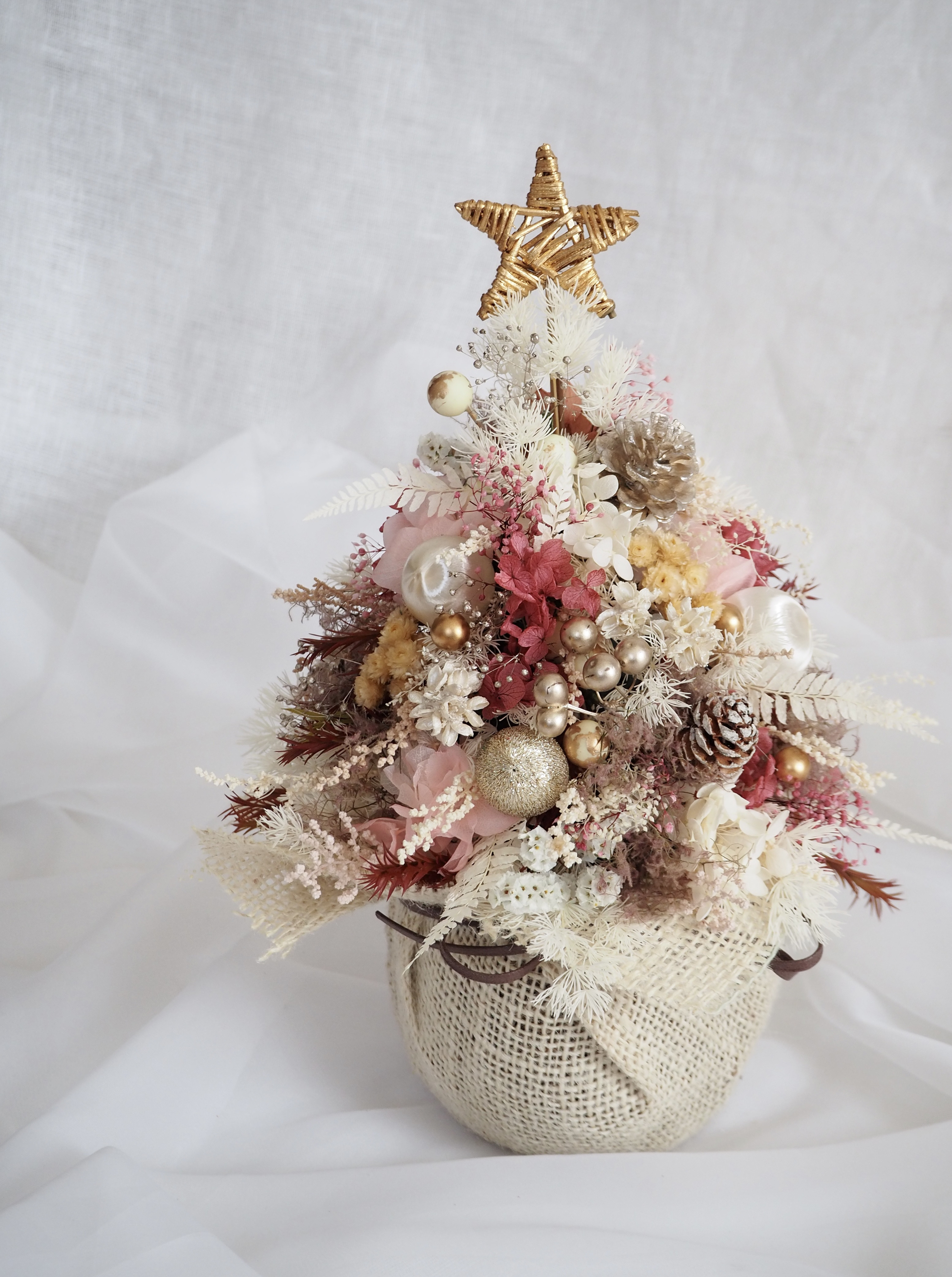 やわらかピンクのクリスマスツリーアレンジ christmas tree