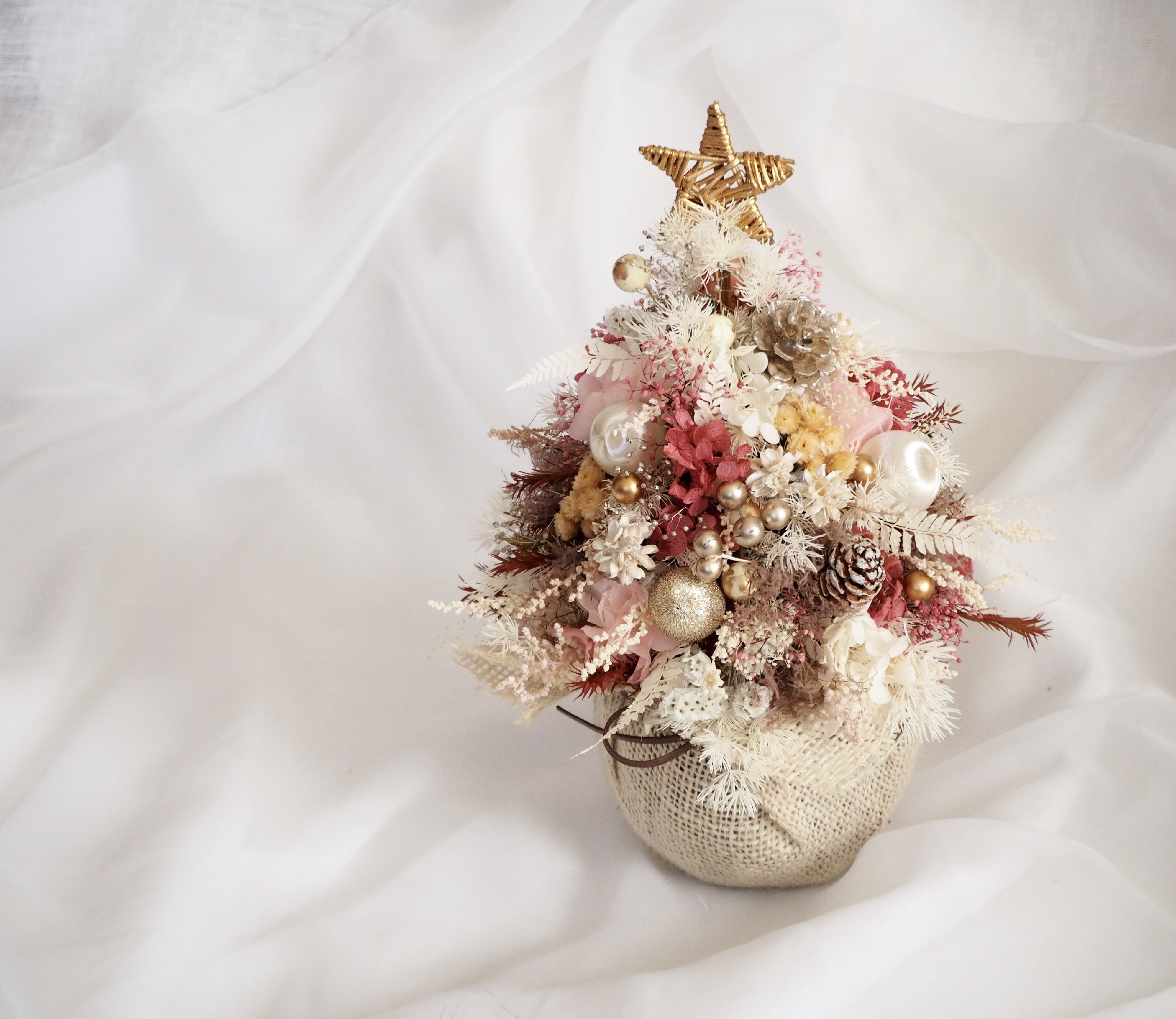 やわらかピンクのクリスマスツリーアレンジ christmas tree