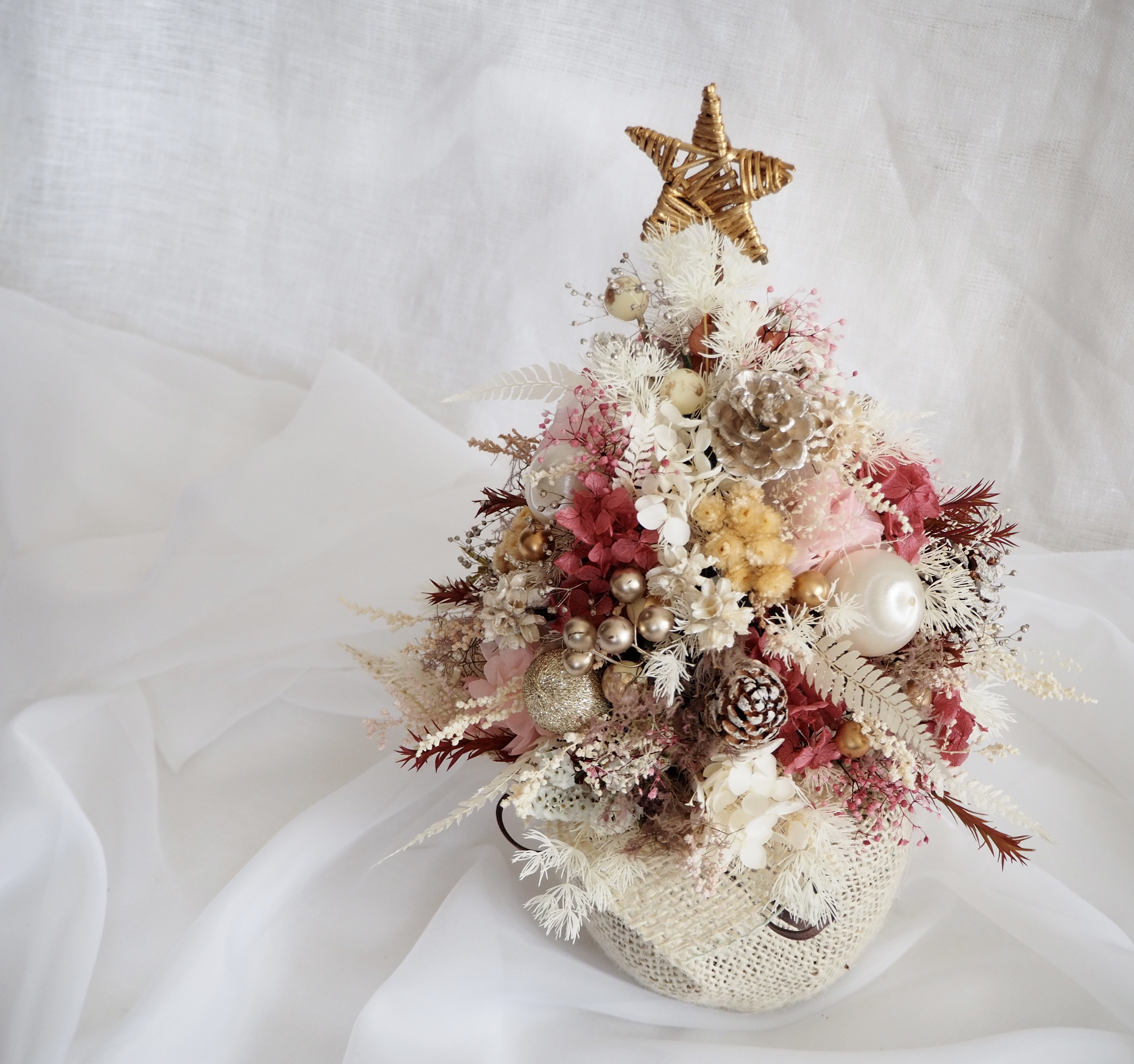 やわらかピンクのクリスマスツリーアレンジ christmas tree