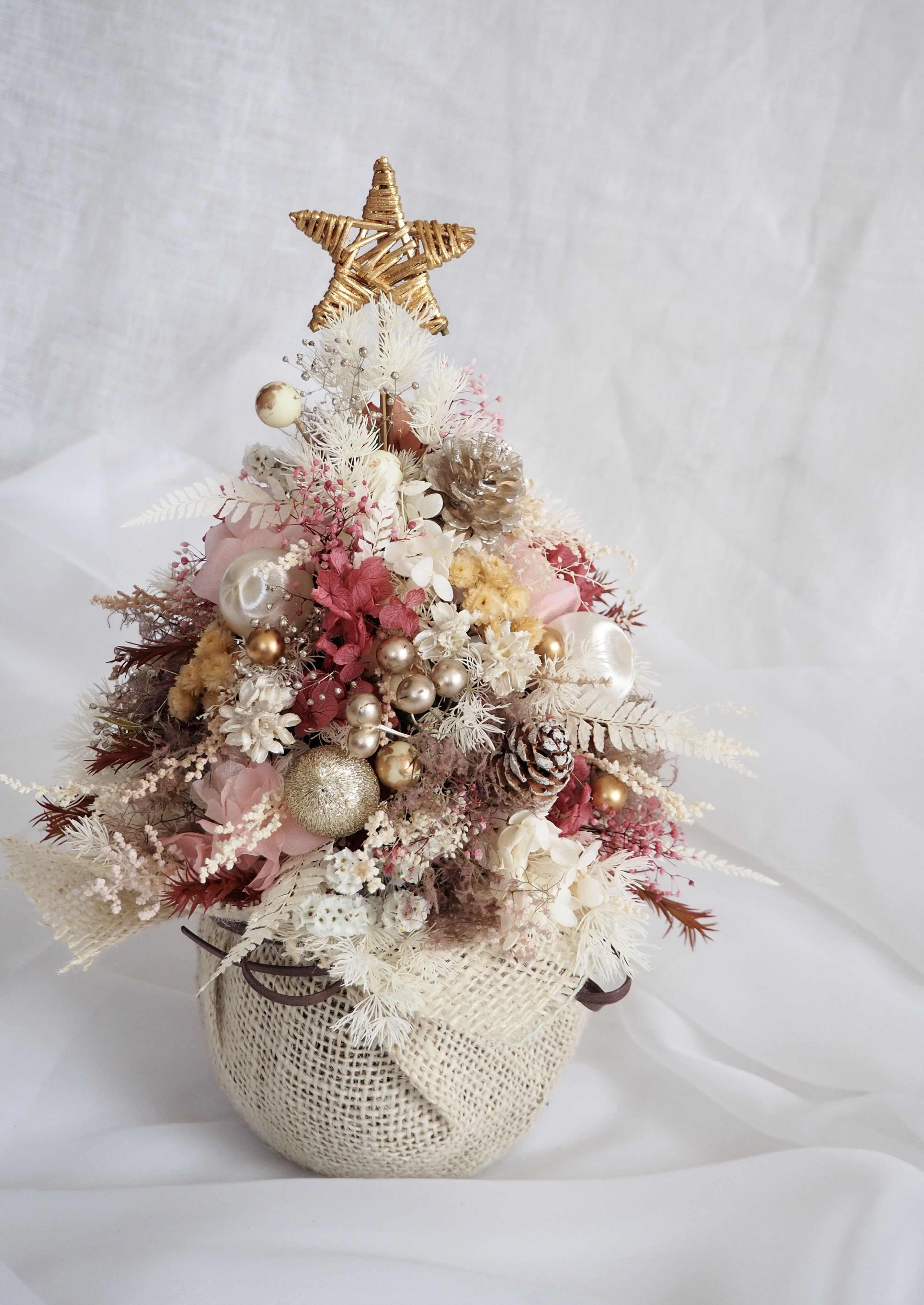 やわらかピンクのクリスマスツリーアレンジ christmas tree