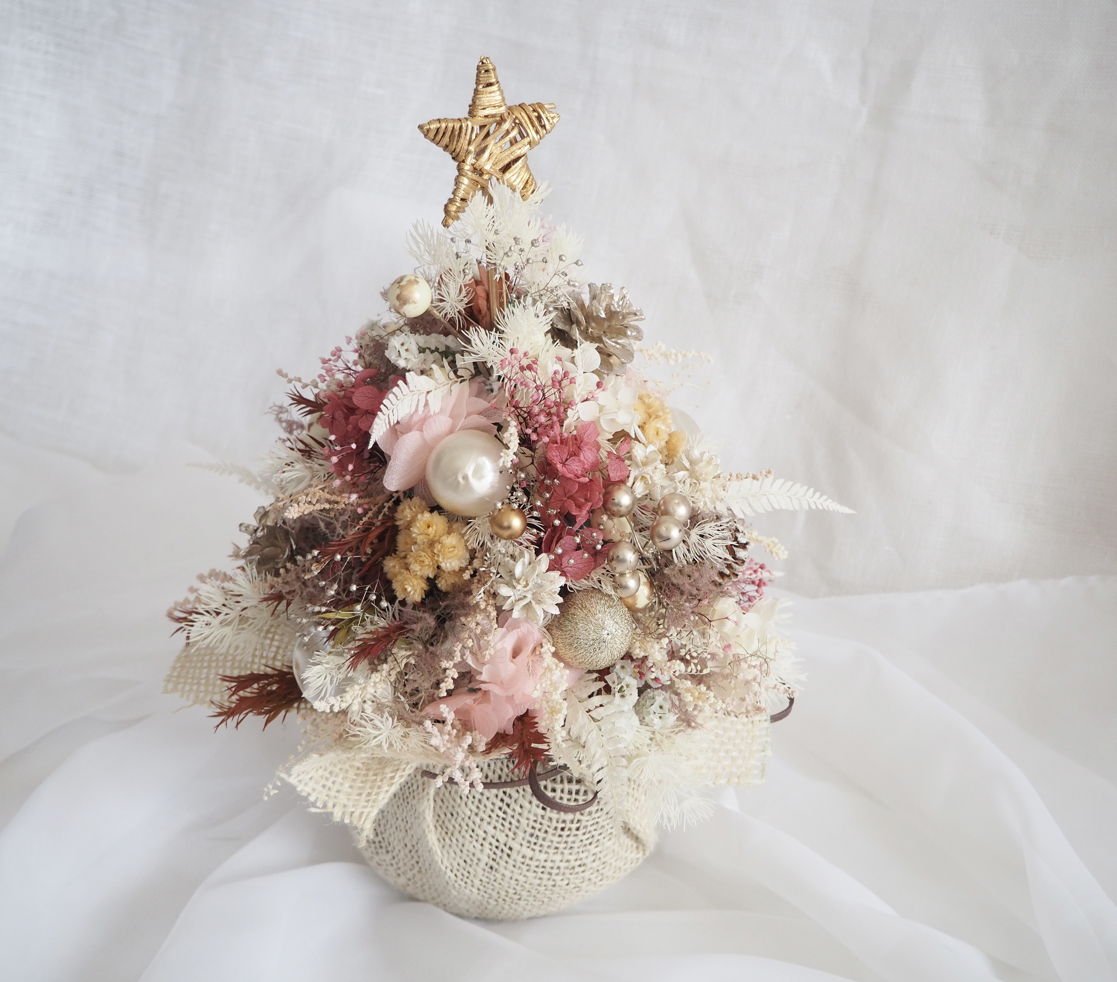 やわらかピンクのクリスマスツリーアレンジ christmas tree