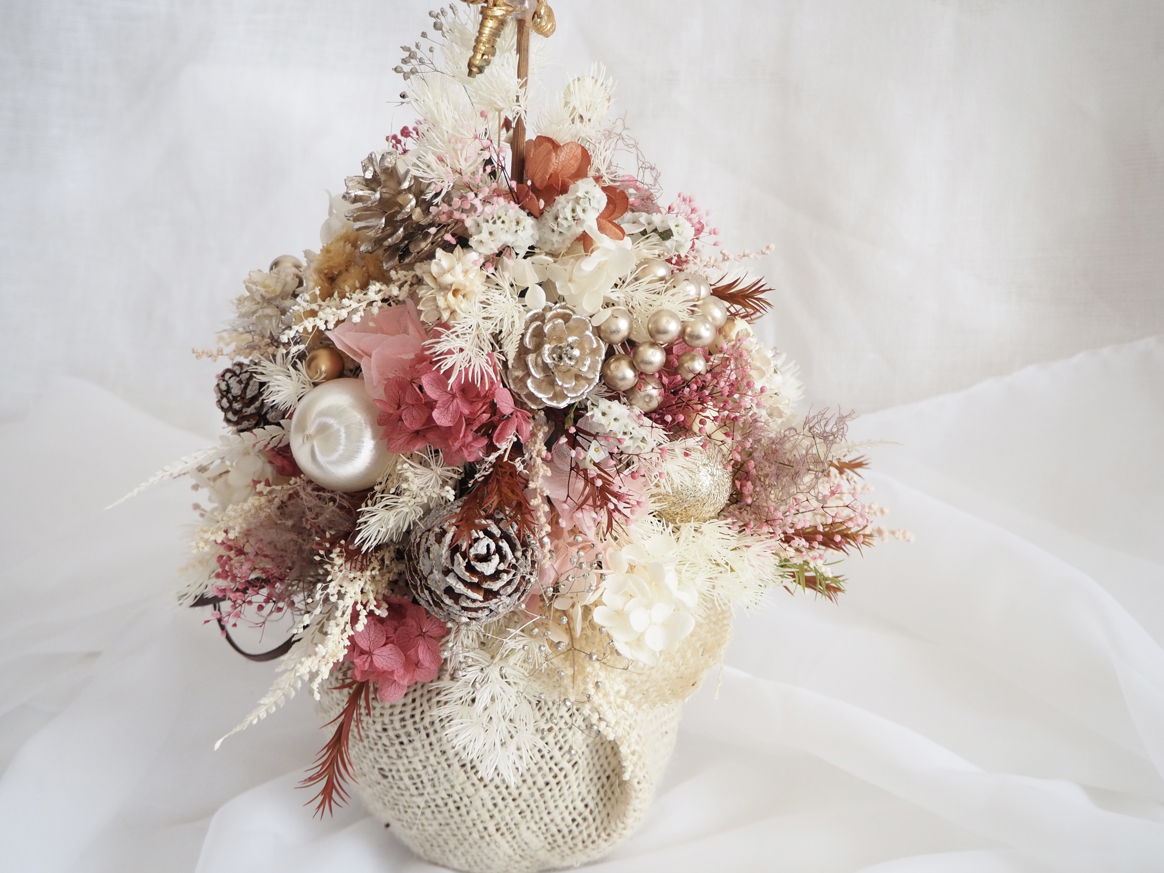 やわらかピンクのクリスマスツリーアレンジ christmas tree