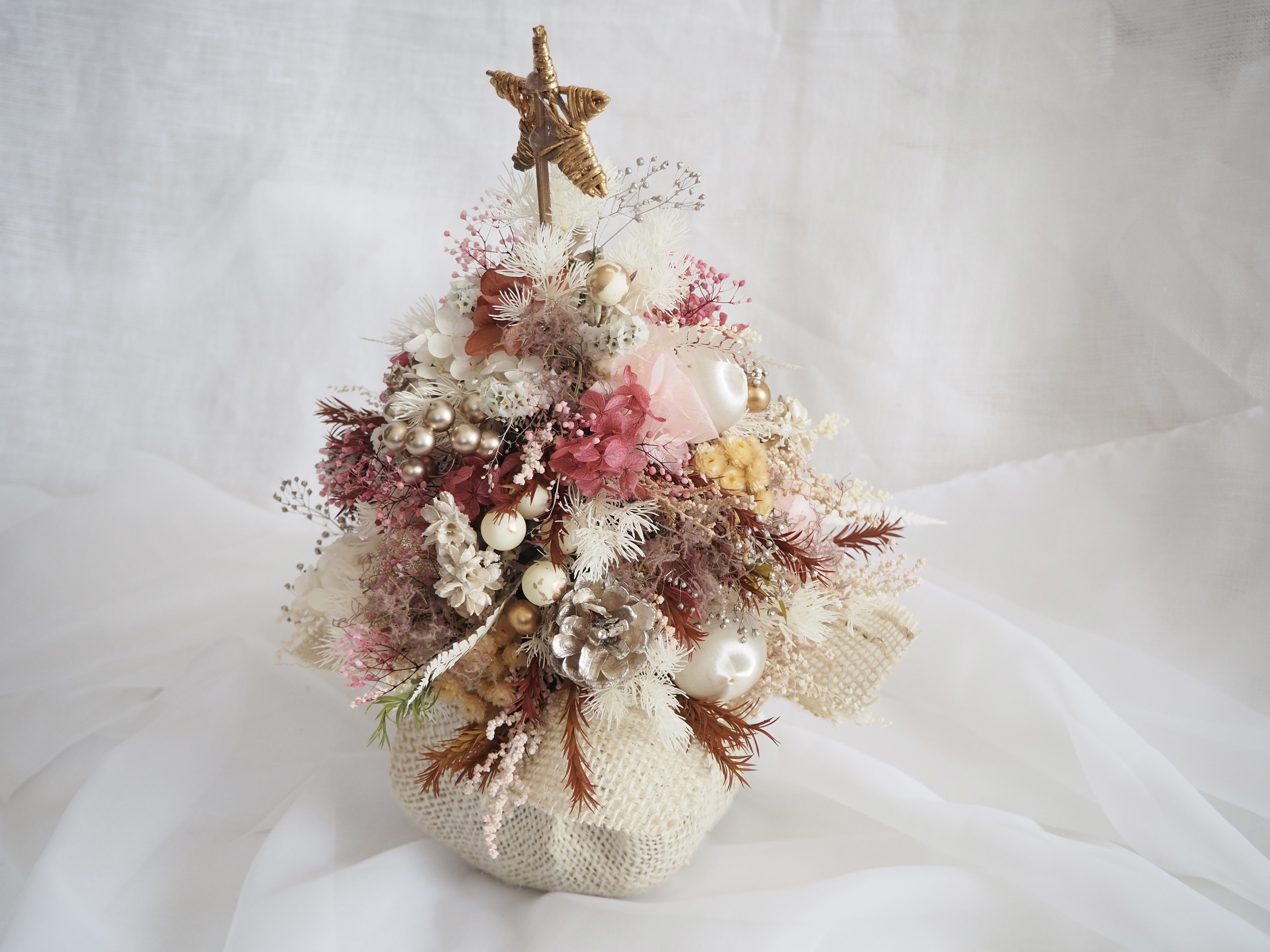 やわらかピンクのクリスマスツリーアレンジ christmas tree