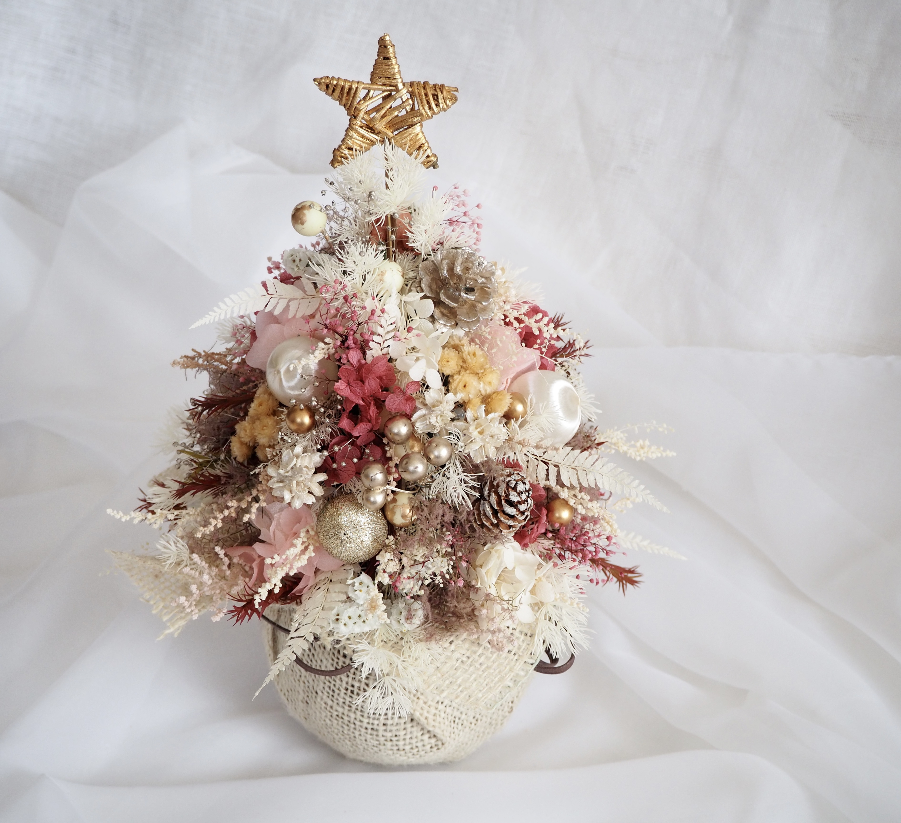 やわらかピンクのクリスマスツリーアレンジ christmas tree