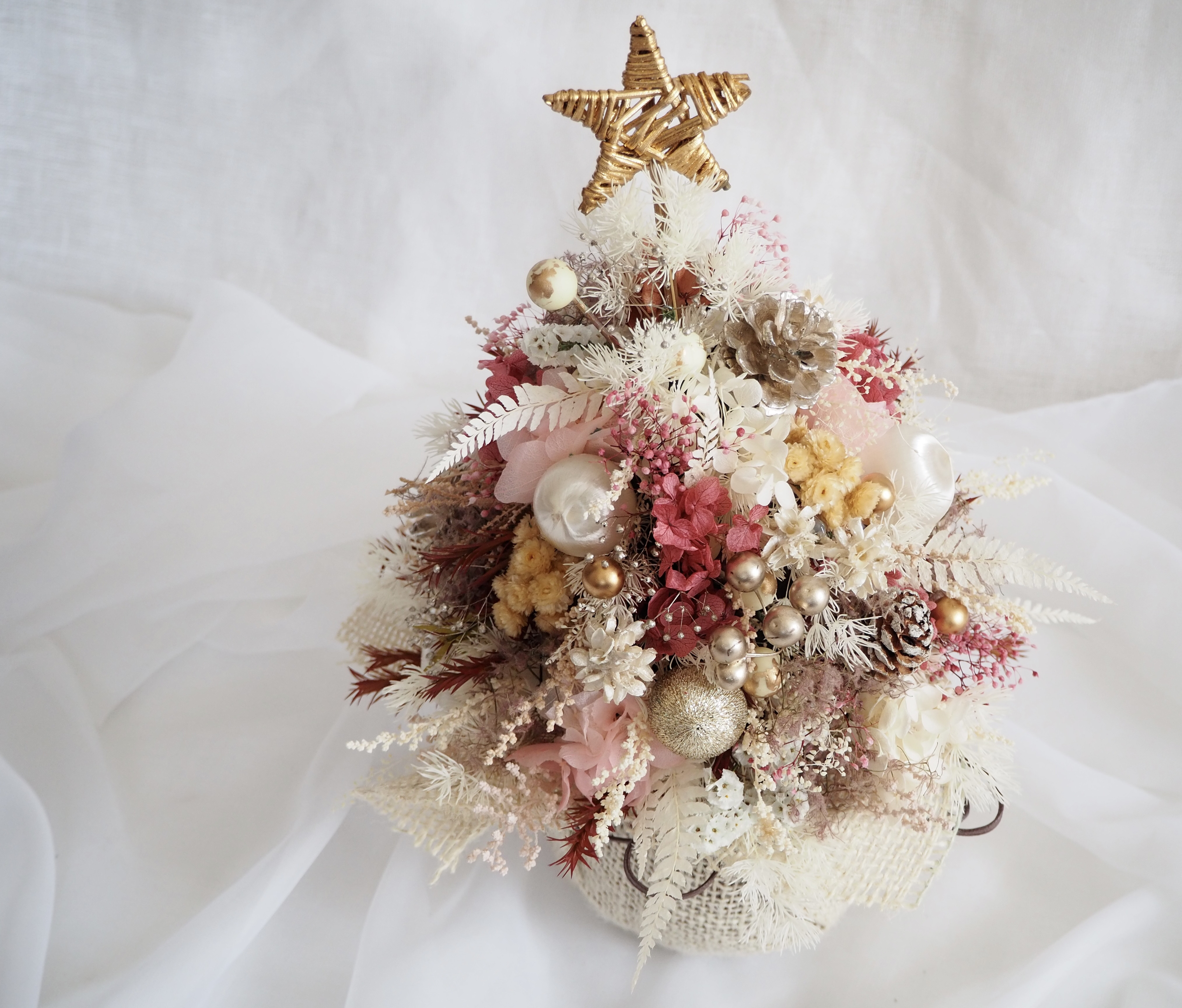 やわらかピンクのクリスマスツリーアレンジ christmas tree