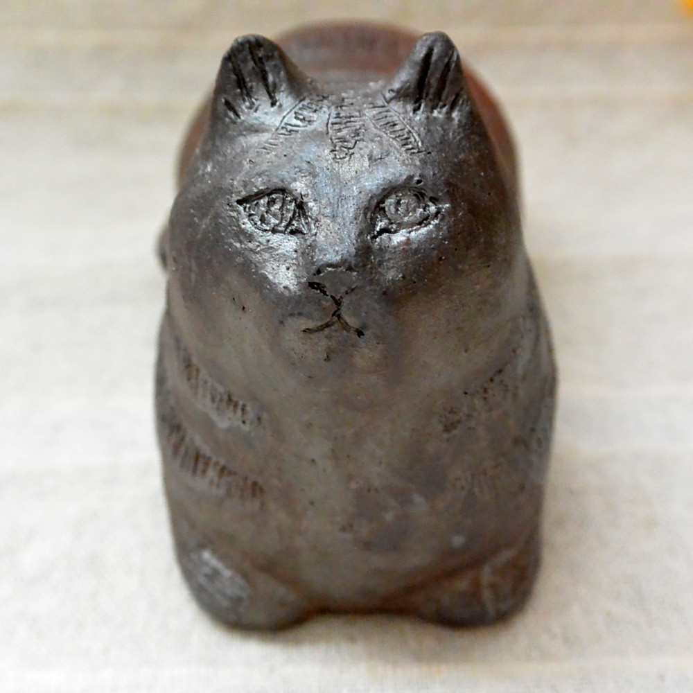 香箱座りの茶色ねこ　猫　トラ柄　手作り陶芸・陶器　自然の色　インテリア　渋い色　おしゃれネコ