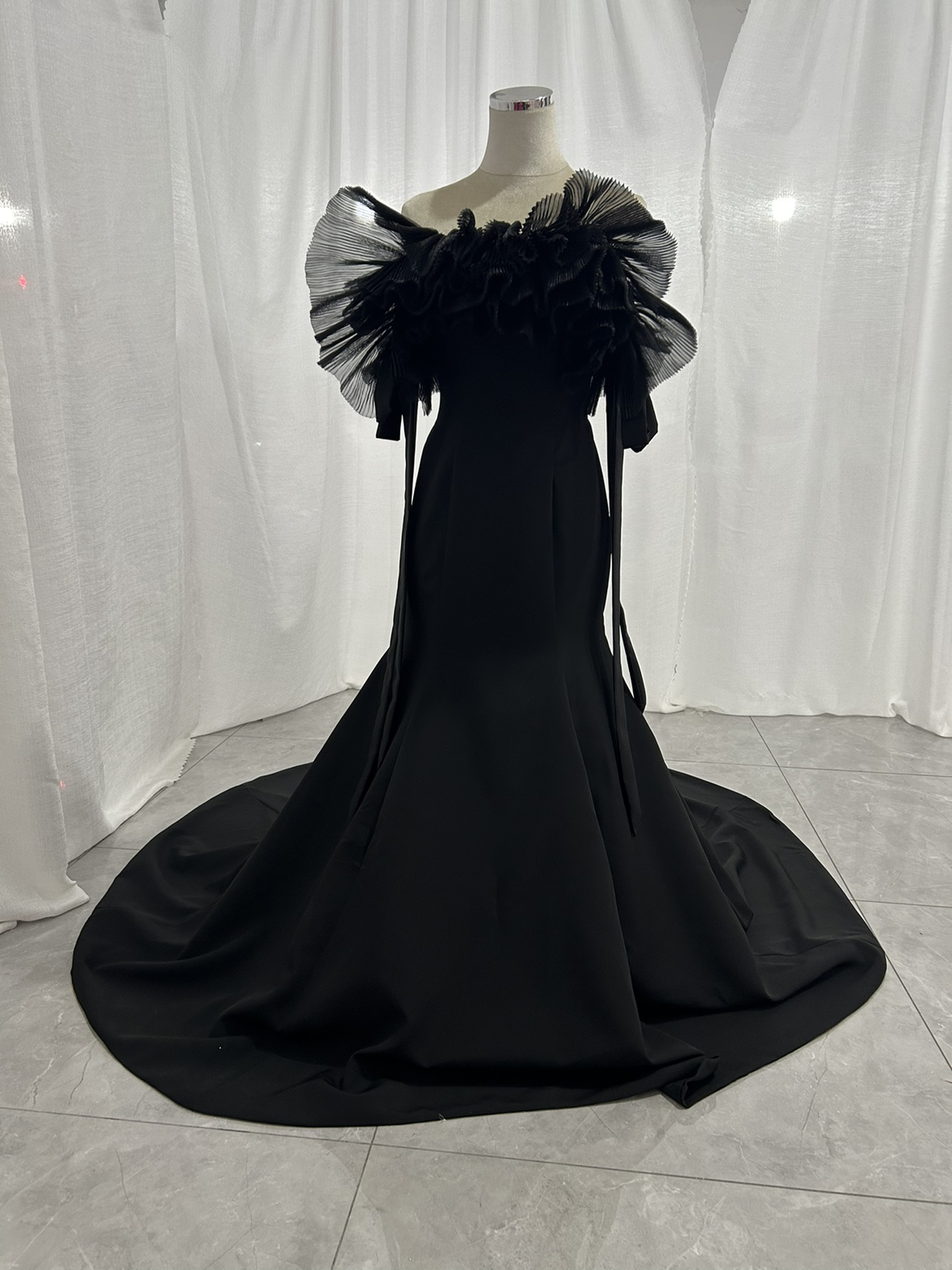 ブラック パーティードレス オフショルダー ラッフルフリル 可愛い 細見えシルエット 披露宴