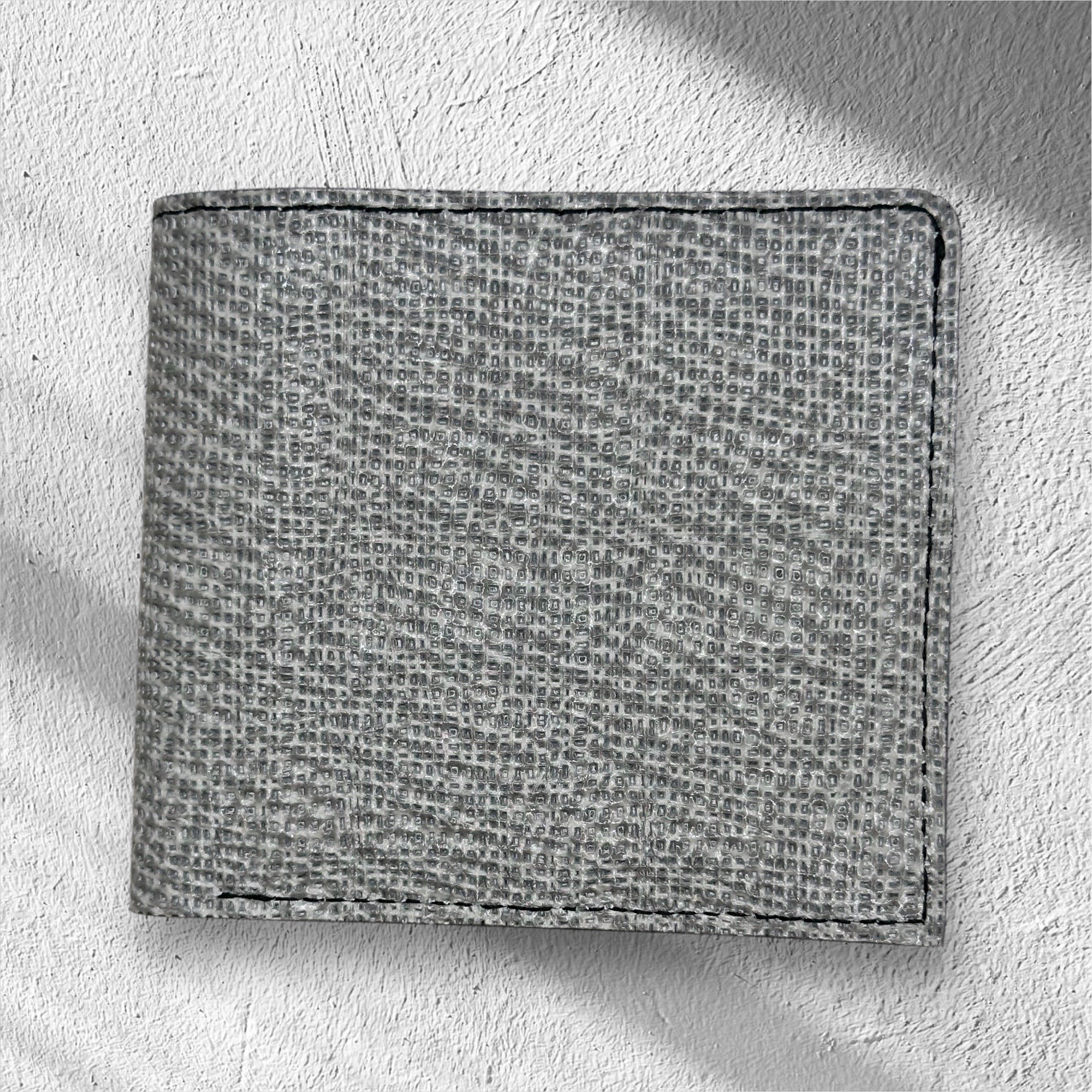 二つ折り本革財布　型押しレザーグレー　〜使い込む程に手に馴染んでいく楽しみを〜