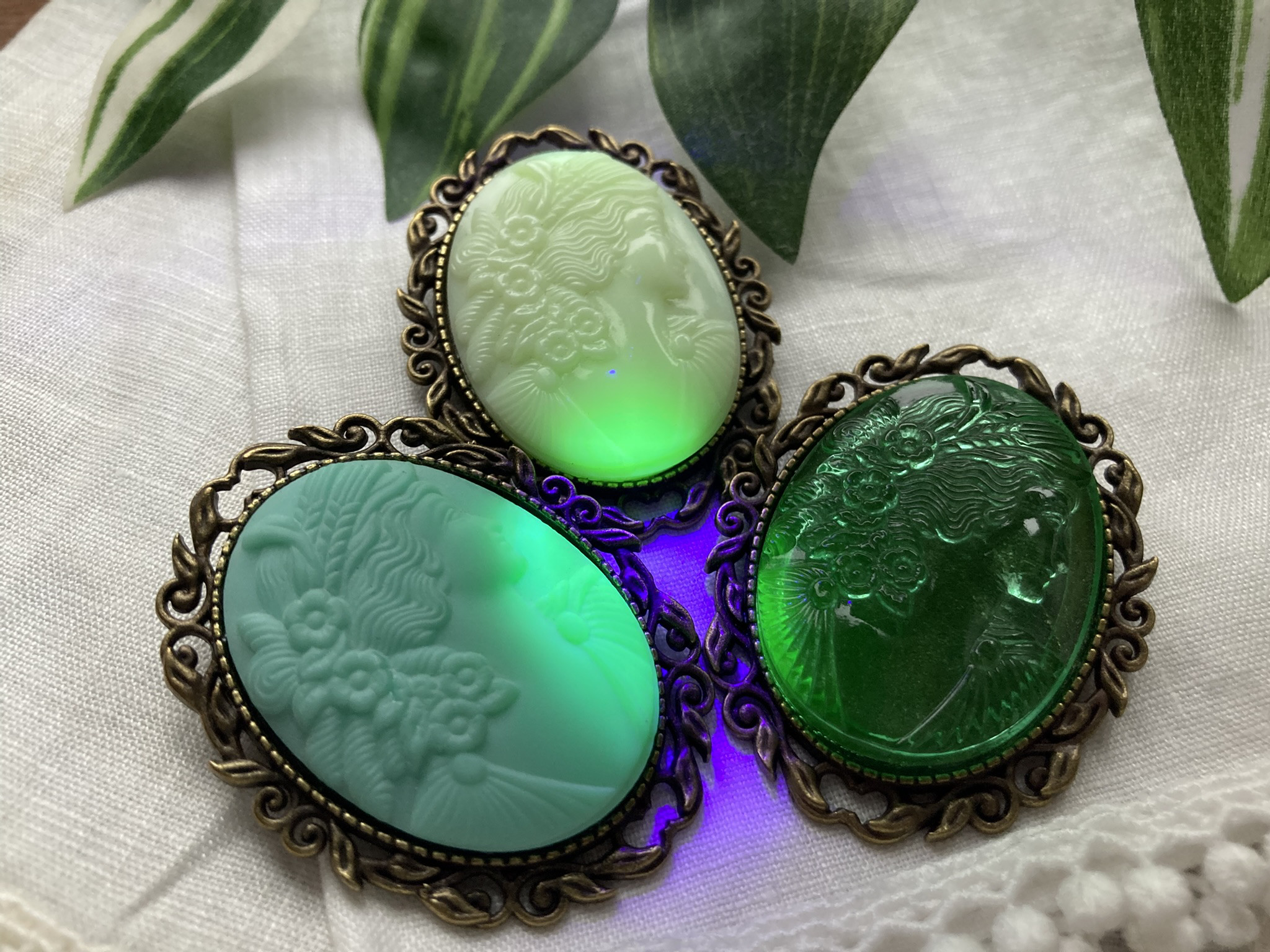 【再入荷なし】UVで光る伝説の宝石 チェコ製ウランガラス カメオブローチ - ヴィンテージ