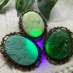 再入荷なし】UVで光る伝説の宝石 チェコ製ウランガラス カメオブローチ