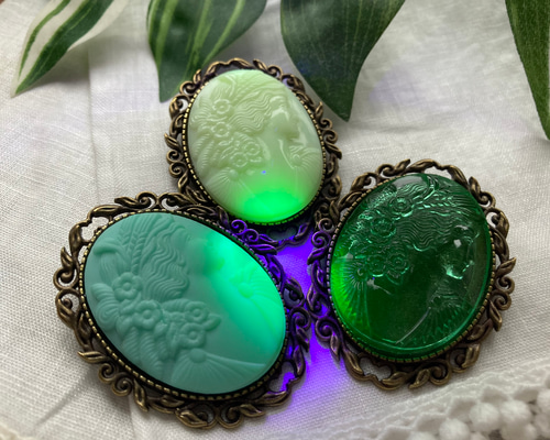 再入荷なし】UVで光る伝説の宝石 チェコ製ウランガラス カメオブローチ