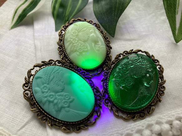再入荷なし】UVで光る伝説の宝石 チェコ製ウランガラス カメオブローチ