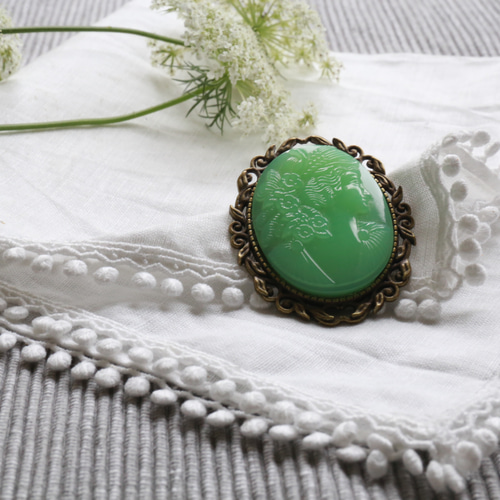 再入荷なし】UVで光る伝説の宝石 チェコ製ウランガラス カメオブローチ