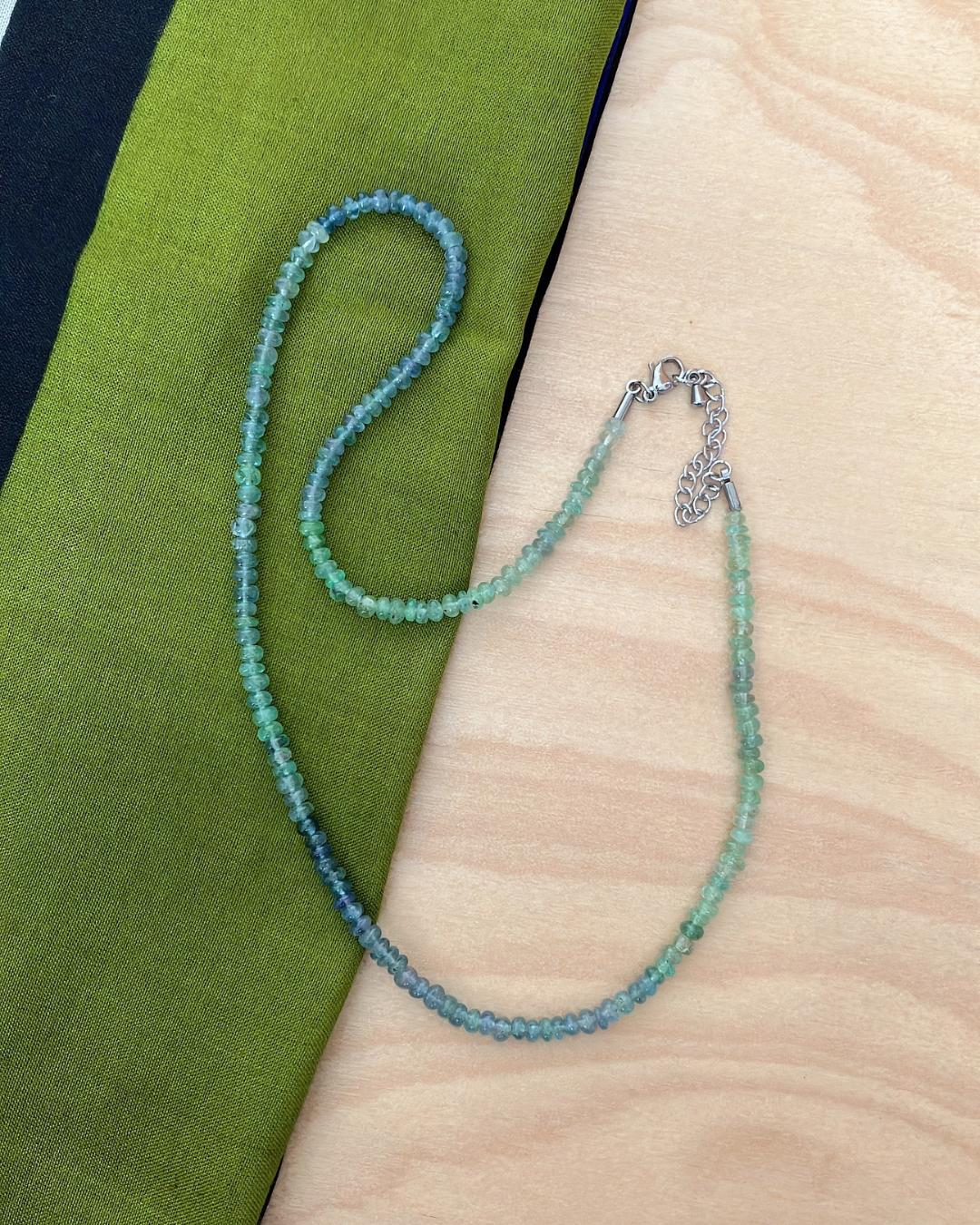 光をまとうグリーン〜ブルーのグラデーション 天然コーネルピンネックレス（ボタンカット／シルバー金具）