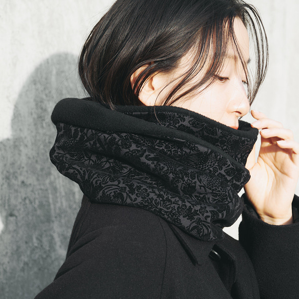 珍しい！ウィリアムモリスフロッキー加工の「いちご泥棒」メルトン フリース リバーシブル スヌード:グレーブラック 1枚目の画像