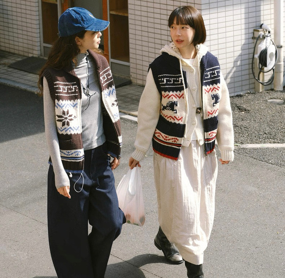 2色 レイヤードに着回し抜群！ウール100%北欧風編みベスト ポケット付き【秋冬春】ネイビー系・ブラウン系 14枚目の画像