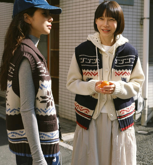 2色 レイヤードに着回し抜群！ウール100%北欧風編みベスト ポケット付き【秋冬春】ネイビー系・ブラウン系 11枚目の画像