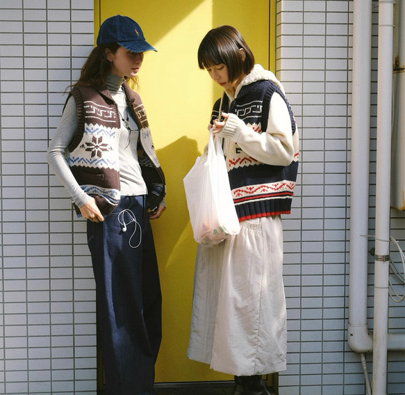 2色 レイヤードに着回し抜群！ウール100%北欧風編みベスト ポケット付き【秋冬春】ネイビー系・ブラウン系 13枚目の画像