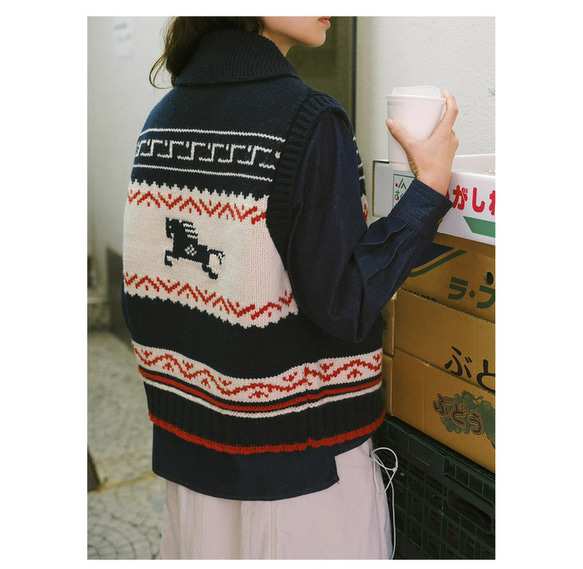 2色 レイヤードに着回し抜群！ウール100%北欧風編みベスト ポケット付き【秋冬春】ネイビー系・ブラウン系 6枚目の画像