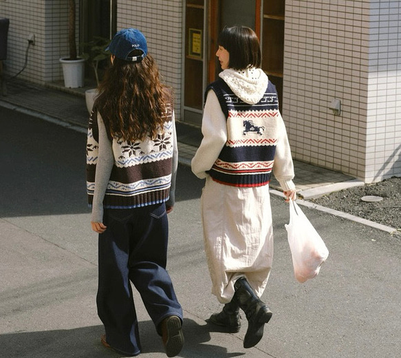 2色 レイヤードに着回し抜群！ウール100%北欧風編みベスト ポケット付き【秋冬春】ネイビー系・ブラウン系 3枚目の画像