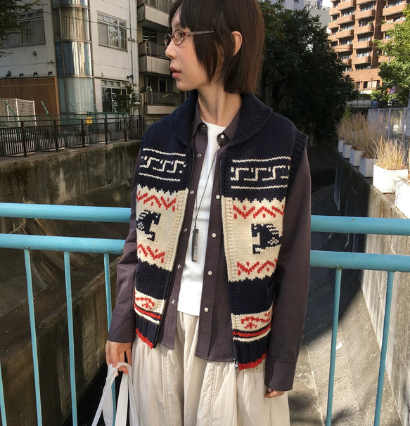 2色 レイヤードに着回し抜群！ウール100%北欧風編みベスト ポケット付き【秋冬春】ネイビー系・ブラウン系 5枚目の画像