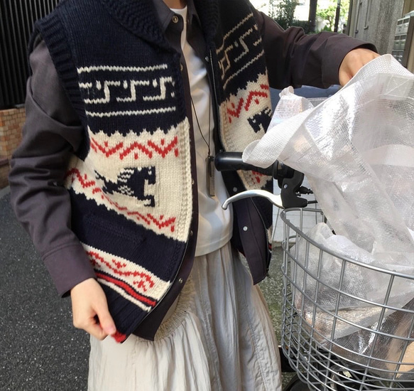 2色 レイヤードに着回し抜群！ウール100%北欧風編みベスト ポケット付き【秋冬春】ネイビー系・ブラウン系 9枚目の画像