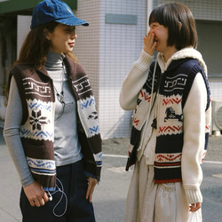 2色 レイヤードに着回し抜群！ウール100%北欧風編みベスト ポケット付き【秋冬春】ネイビー系・ブラウン系 1枚目の画像